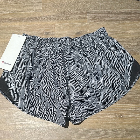 Lululemon Hotty Hot Short Size 6 - Picture 2 of 5